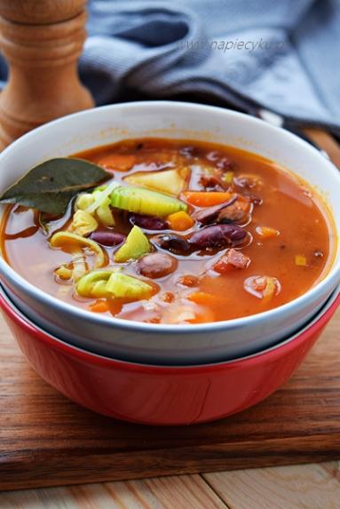 Zdjęcie - Zupa z czerwoną fasolką i warzywami - Przepisy kulinarne ze zdjęciami