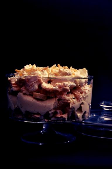 Zdjęcie - Łamana beza z kremem waniliowo - kawowym z amaretto, migdałami i bananem - Przepisy kulinarne ze zdjęciami