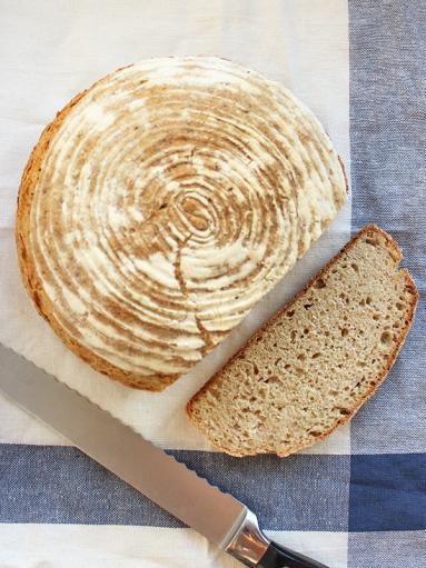 Zdjęcie - Leniwy chleb nocny na zakwasie - Przepisy kulinarne ze zdjęciami