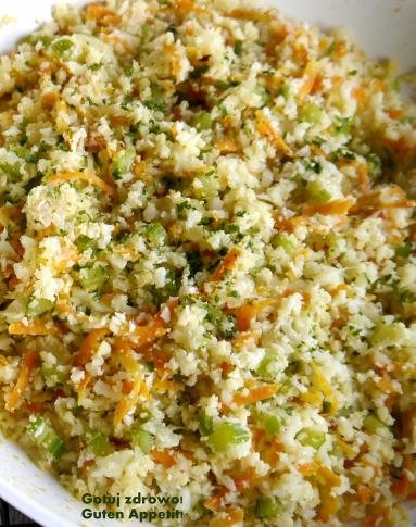 Zdjęcie - Smażony "ryż" z kalafiora z warzywami - Przepisy kulinarne ze zdjęciami