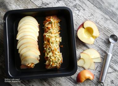 Zdjęcie - Łosoś z warzywami i jabłkiem - z piekarnika - Przepisy kulinarne ze zdjęciami