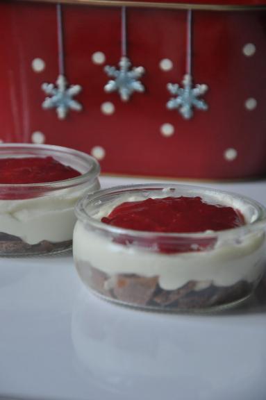 Zdjęcie - Świąteczny deser (serniczki z musem żurawinowym na pierniczkach) - Przepisy kulinarne ze zdjęciami