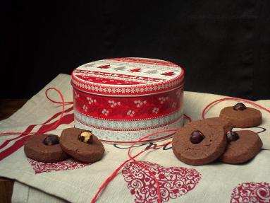 Zdjęcie - Kakaowe ciasteczko z orzeszkiem do świątecznej puszki - Przepisy kulinarne ze zdjęciami