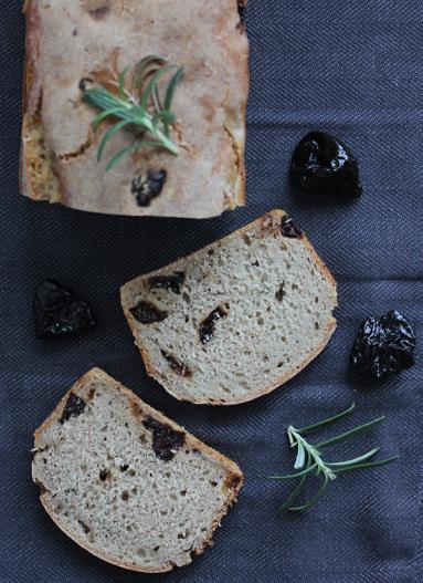 Zdjęcie - Żytni chleb ze śliwkami i rozmarynem na zakwasie - Przepisy kulinarne ze zdjęciami