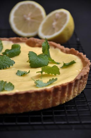 Zdjęcie - Tarta cytrynowa z lemon curd i melisą - Przepisy kulinarne ze zdjęciami