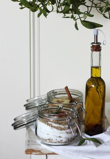 Zdjęcie - Jadalne prezenty: sól grzybowa, jabłkowy cukier z cynamonem, oliwa smakowa - Przepisy kulinarne ze zdjęciami