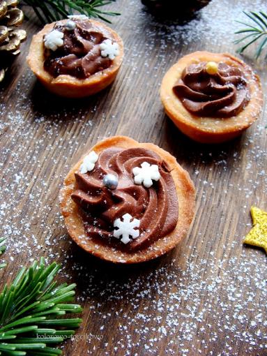 Zdjęcie - Kruche babeczki z musem czekoladowym - Przepisy kulinarne ze zdjęciami