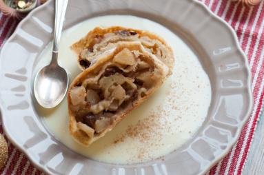 Zdjęcie - Zimowy deser- apfelstrudel z sosem waniliowym - Przepisy kulinarne ze zdjęciami