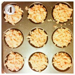 Zdjęcie - Muffiny z jabłkiem krówkami i kruszonką - Przepisy kulinarne ze zdjęciami