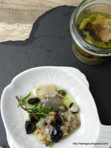 Zdjęcie - śledzie korzenne z pieprzem zielonym, kaparami i oliwkami - Przepisy kulinarne ze zdjęciami
