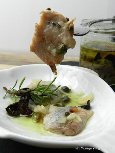 Zdjęcie - śledzie korzenne z pieprzem zielonym, kaparami i oliwkami - Przepisy kulinarne ze zdjęciami