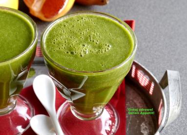 Zdjęcie - Zielome smoothie z czerwonego grapefruita i jarmużu - Przepisy kulinarne ze zdjęciami