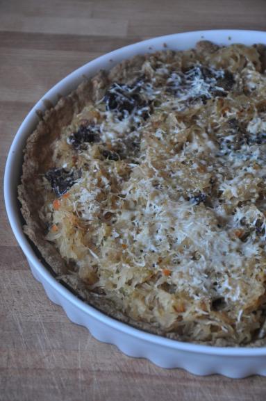 Zdjęcie - Orkiszowa tarta z kiszoną kapustą, suszonymi śliwkami i parmezanem - Przepisy kulinarne ze zdjęciami