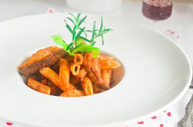 Zdjęcie - Penne z piersią z kaczki, warzywami  w  sosie  pomidorowym - Przepisy kulinarne ze zdjęciami
