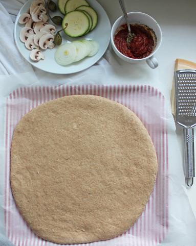 Zdjęcie - Ciasto na pełnoziarnistą pizzę - Przepisy kulinarne ze zdjęciami