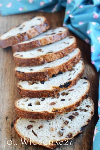 Zdjęcie - Pszenny chleb z  rodzynkami - Przepisy kulinarne ze zdjęciami