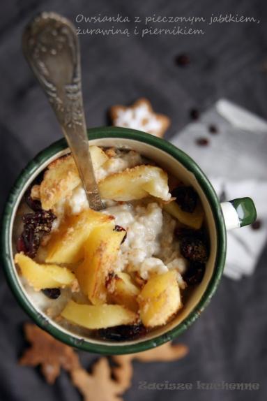 Zdjęcie - Owsianka z pieczonym jabłkiem, żurawiną i piernikiem - Przepisy kulinarne ze zdjęciami