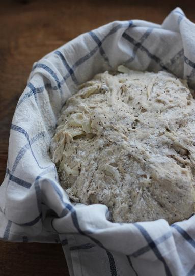 Zdjęcie - Chleb cebulowy z makiem na zakwasie - Przepisy kulinarne ze zdjęciami