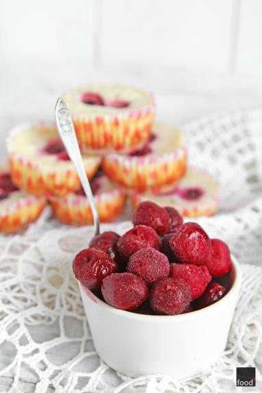 Zdjęcie - Mini serniczki z wiśniami - Przepisy kulinarne ze zdjęciami
