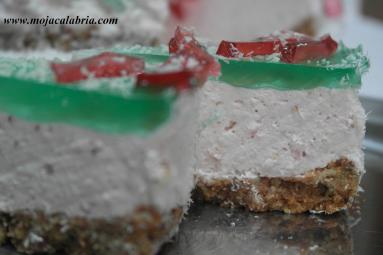 Zdjęcie - Serniczek  na zimno z  mrożononych truskawek - Przepisy kulinarne ze zdjęciami