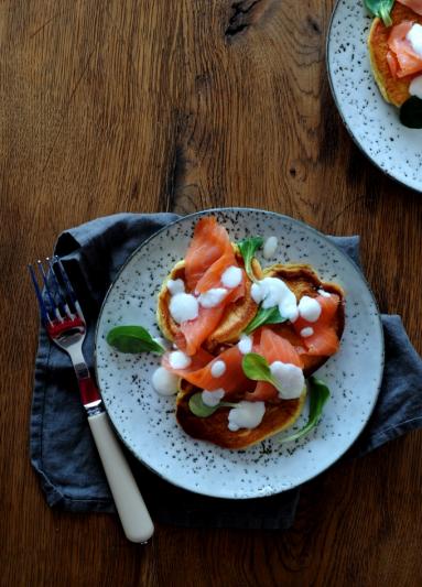 Zdjęcie - Śniadanie do łóżka #207: Mini omlety z łososiem i jogurtem chrzanowym - Przepisy kulinarne ze zdjęciami
