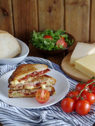 Zdjęcie - Kanapki z patelni z szynką i serem - Przepisy kulinarne ze zdjęciami