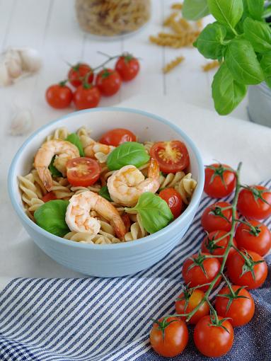 Zdjęcie - Makaron z krewetkami i pomidorkami koktajlowymi - Przepisy kulinarne ze zdjęciami