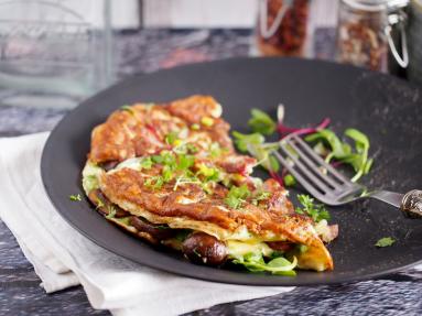 Zdjęcie - Omlet z kiełbasą i grzybami - Przepisy kulinarne ze zdjęciami