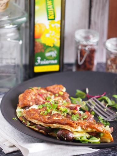 Zdjęcie - Omlet z kiełbasą i grzybami - Przepisy kulinarne ze zdjęciami