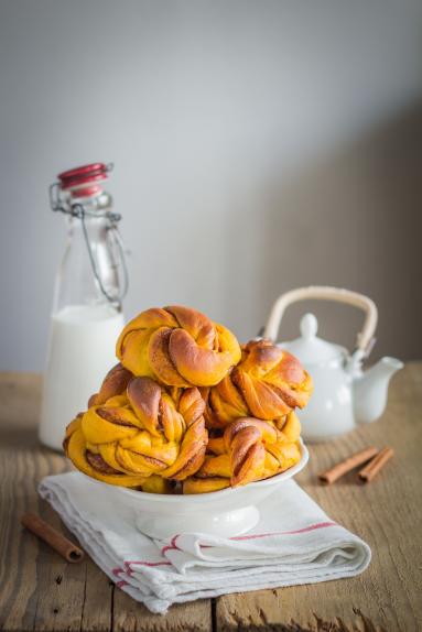 Zdjęcie - Drożdżowe bułeczki dyniowe z cynamonem - Przepisy kulinarne ze zdjęciami
