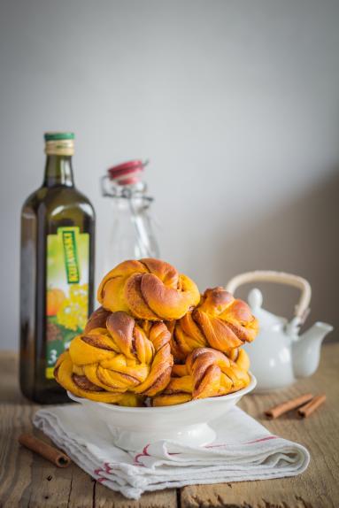 Zdjęcie - Drożdżowe bułeczki dyniowe z cynamonem - Przepisy kulinarne ze zdjęciami
