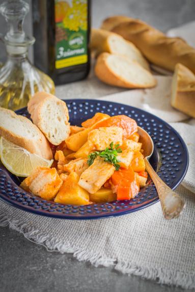 Zdjęcie - Szybki gulasz rybny z warzywami korzeniowymi - Przepisy kulinarne ze zdjęciami