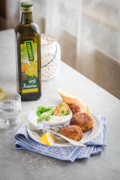 Zdjęcie - Kotlety rybne z groszkiem i marchewką, podane z sosem koperkowym - Przepisy kulinarne ze zdjęciami