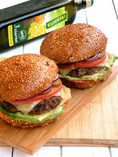 Zdjęcie - Domowe burgery z wołowiną - Przepisy kulinarne ze zdjęciami