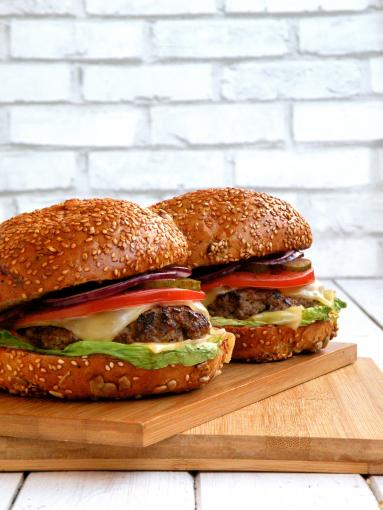 Zdjęcie - Domowe burgery z wołowiną - Przepisy kulinarne ze zdjęciami
