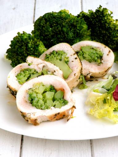 Zdjęcie - Kieszonki z kurczaka nadziewane brokułem - Przepisy kulinarne ze zdjęciami