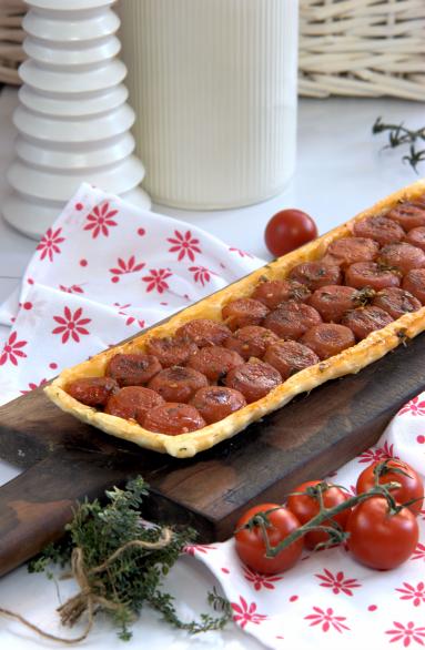 Zdjęcie - Tarta Tatin z pomidorami cherry, rozmarynem i tymiankiem - Przepisy kulinarne ze zdjęciami