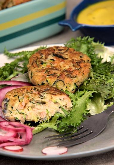 Zdjęcie - Burgery warzywne z wędzonym łososiem - Przepisy kulinarne ze zdjęciami