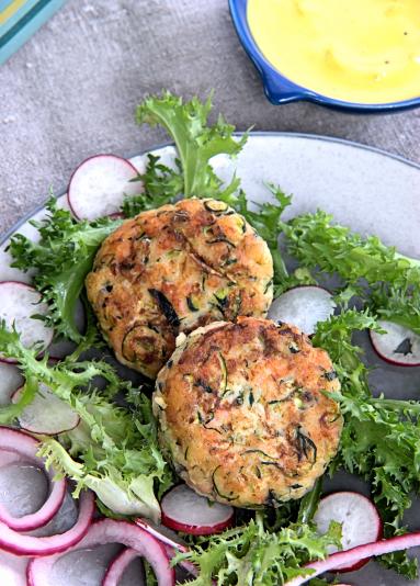 Zdjęcie - Burgery warzywne z wędzonym łososiem - Przepisy kulinarne ze zdjęciami
