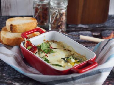 Zdjęcie - Jajka zapiekane ze szpinakiem i mozzarellą - Przepisy kulinarne ze zdjęciami