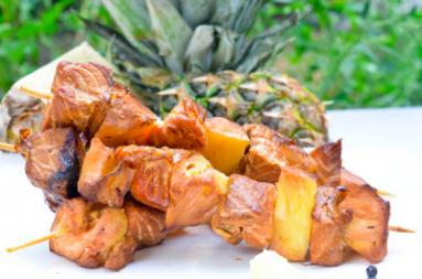 Zdjęcie - Szaszłyki z łososia i ananasa - Przepisy kulinarne ze zdjęciami