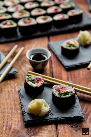 Zdjęcie - Zimowe maki sushi z ryżem z kalafiora i słonecznika - Przepisy kulinarne ze zdjęciami