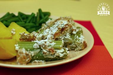 Zdjęcie - Seler naciowy zapiekany pod pierzynką  - Zakręcony wege obiad - Przepisy kulinarne ze zdjęciami