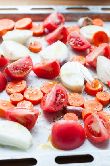 Zdjęcie - Makaron z sosem z pieczonych pomidorów - Przepisy kulinarne ze zdjęciami