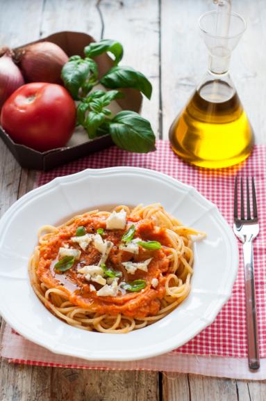 Zdjęcie - Makaron z sosem z pieczonych pomidorów - Przepisy kulinarne ze zdjęciami