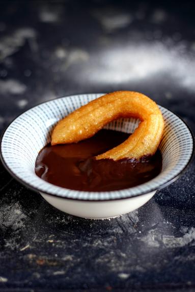 Zdjęcie - Churros z sosem czekoladowym - Przepisy kulinarne ze zdjęciami