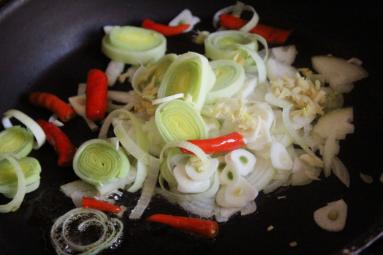 Zdjęcie - Makaron Udon z kurczakiem na ostro - Przepisy kulinarne ze zdjęciami