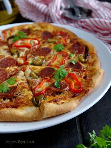 Zdjęcie - Pizza z chorizo, papryką i serem manchego - Przepisy kulinarne ze zdjęciami