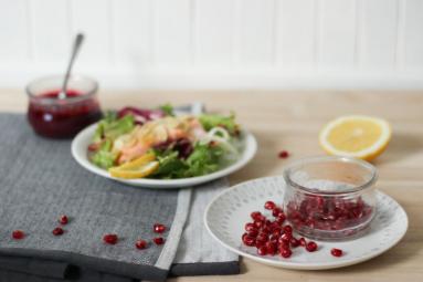 Zdjęcie - Łosoś w migdałach na sałatce z malinami i granatem - Przepisy kulinarne ze zdjęciami