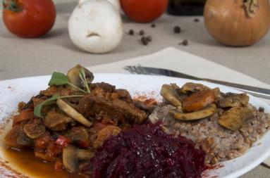 Zdjęcie - Gulasz z warzywami babci Jadzi - Przepisy kulinarne ze zdjęciami